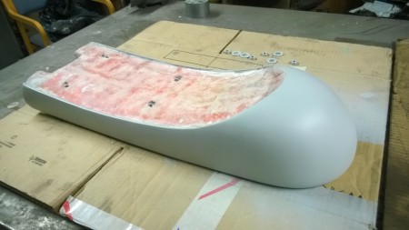 Lukuisten kittauksien ja hiomisien jälkeen penkki on valmis maalattavaks.